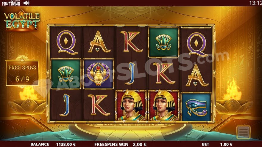 Free Spins bonus game with a golden room in the background.