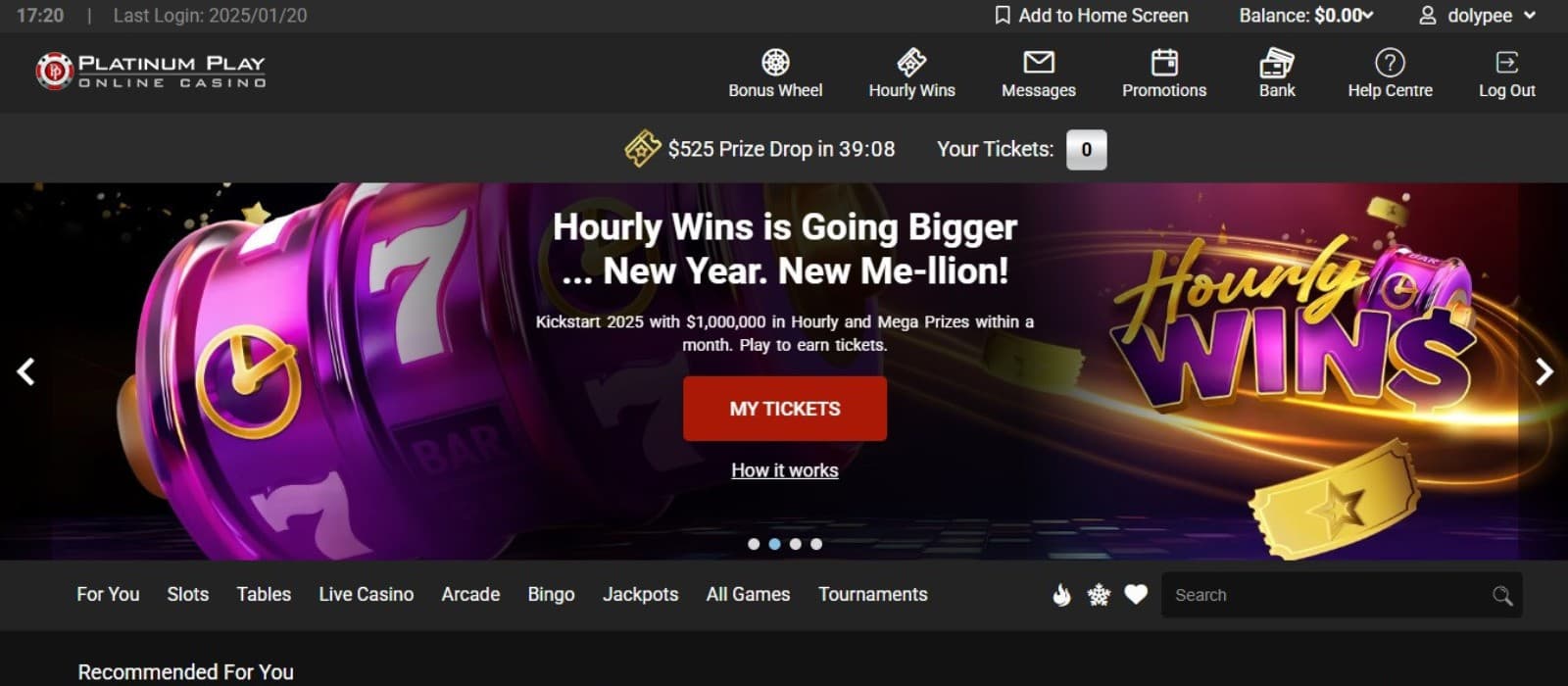 Platinum Play Casino's homepage, showcasing the Hourly Wins tournament.